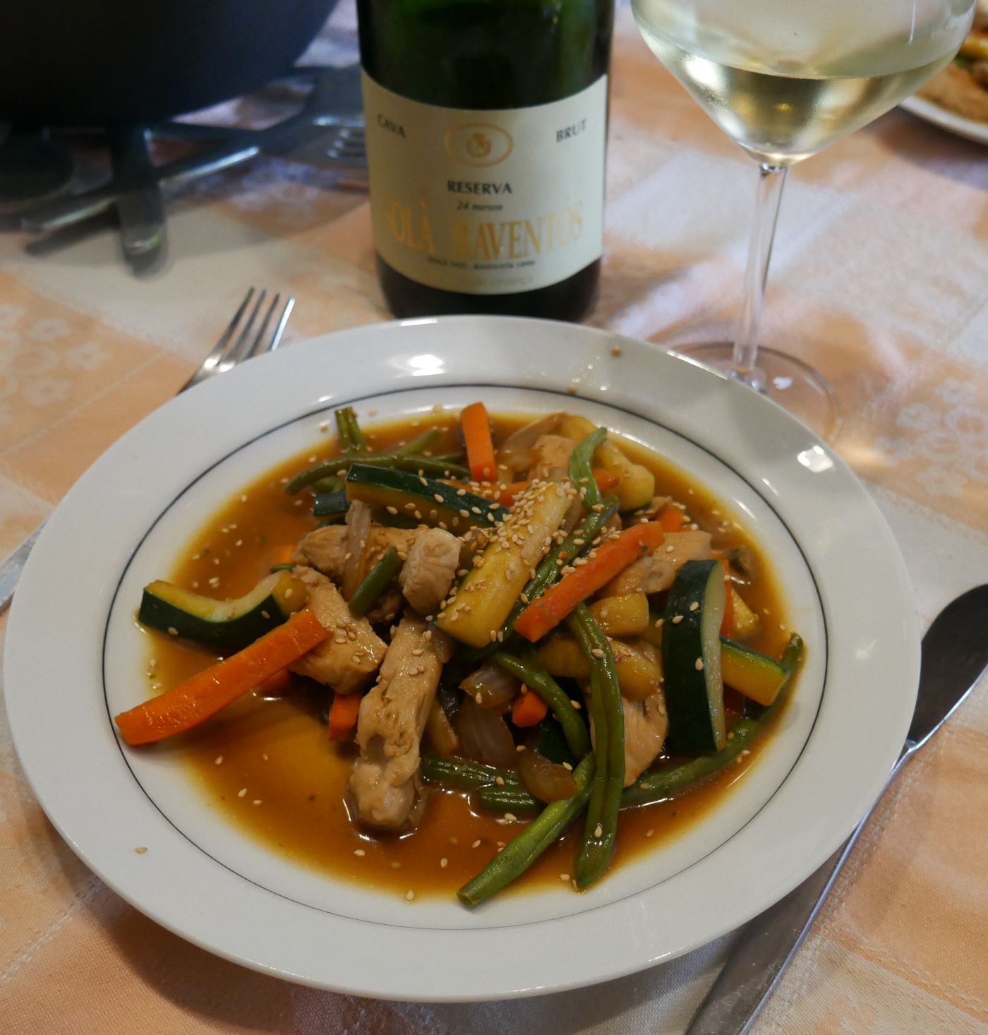 You are currently viewing Wok de gall dindi amb verdures al Cava